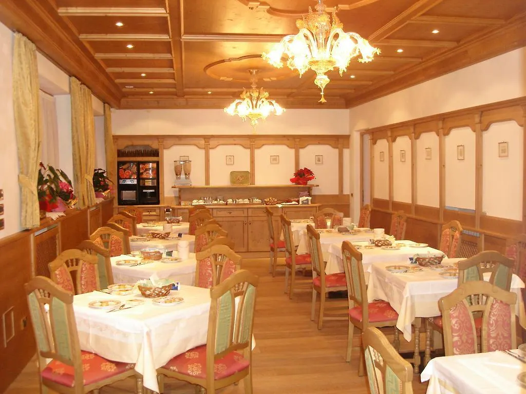 Albergo Garni Ajarnola 아우론조디까도레 3*,